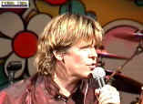 000521PeterNoone16.jpg (28640 bytes)