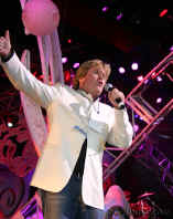 070603PeterNoone6897.jpg (93051 bytes)