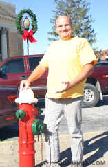 091128GDHendersonvilleNCChristmasFireHydrant2918Crop.jpg (93359 bytes)