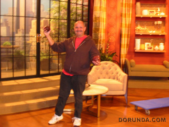 111222GDJugglingForKellyRegisStudio8076.jpg (88796 bytes)