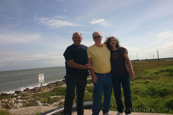 131104GDPhilJoanneGalvestonIslandTX8793.jpg (63727 bytes)